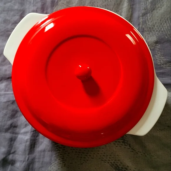 NWOT⭐️Red Covered Cassarole Dish⭐️ - Picture 4 of 4